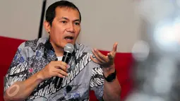 Saut Situmorang memberikan pemaparan saat diskusi dengan wartawan di Gedung KPK, Jakarta,Senin (29/2/2016). Diskusi membahas beberapa kasus yang sedang berjalan. (Liputan6.com/Helmi Afandi)
