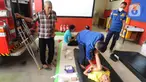 Petugas Damkar mengobati seorang anak yang mengalami patah tulang di Pos Damkar Ciganjur, Jagakarsa, Jakarta Selatan, Rabu (2/12/2020). Setiap Minggunya beragam pasien yang rata-rata mengalami patah tulang dari kawasan Jakarta, Tangerang, dan Depok datang berobat. (merdeka.com/Arie Basuki)
