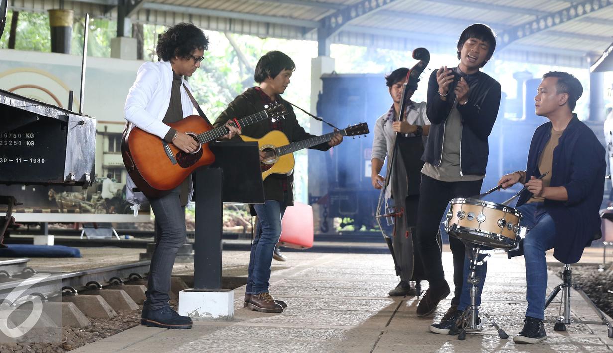 Band D'Masiv pada saat proses syuting video klip terbarunya di Museum Transportasi, TMII, Jakarta, Senin (14/11). Band D'Masiv membuat video klip dengan single yang berjudul Melodi. (Liputan6.com/Herman Zakharia)