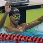 Perenang Indonesia, Jendi Pangabean melakukan selebrasi usai menjadi yang tercepat pada Asian Para Games cabang renang nomor 100 meter gaya punggung S9 di Stadion Aquatic, Jakarta, Kamis (11/10). (Bola.com/Vitalis Yogi Trisna)