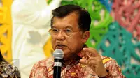 Wakil Presiden Jusuf Kalla menjawab pertanyaan pewarta usai melakukan rapat di Kemenpora, Jakarta, Rabu (15/3). Rapat membahas persiapan Asian Games 2018. (Liputan6.com/Helmi Fithriansyah)