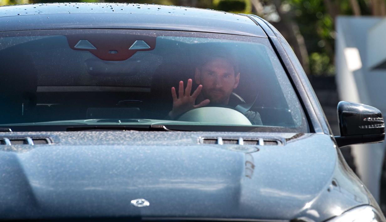Striker Barcelona, Lionel Messi, dengan mengendarai mobil menuju ke lokasi latihan Barcelona, Senin (7/9/2020). Ini kali pertama Messi ikut berlatih sejak berusaha meninggalkan Barcelona namun gagal hengkang. (AFP/STR)