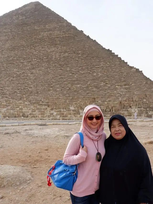 Ibu Desy Ratnasari Meninggal Dunia