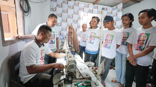 Sejumlah Pemuda di Sidoarjo mengikuti pelatihan membuat topi yang digelar oleh Kelompok Sukarelawan Ganjar Pranowo.