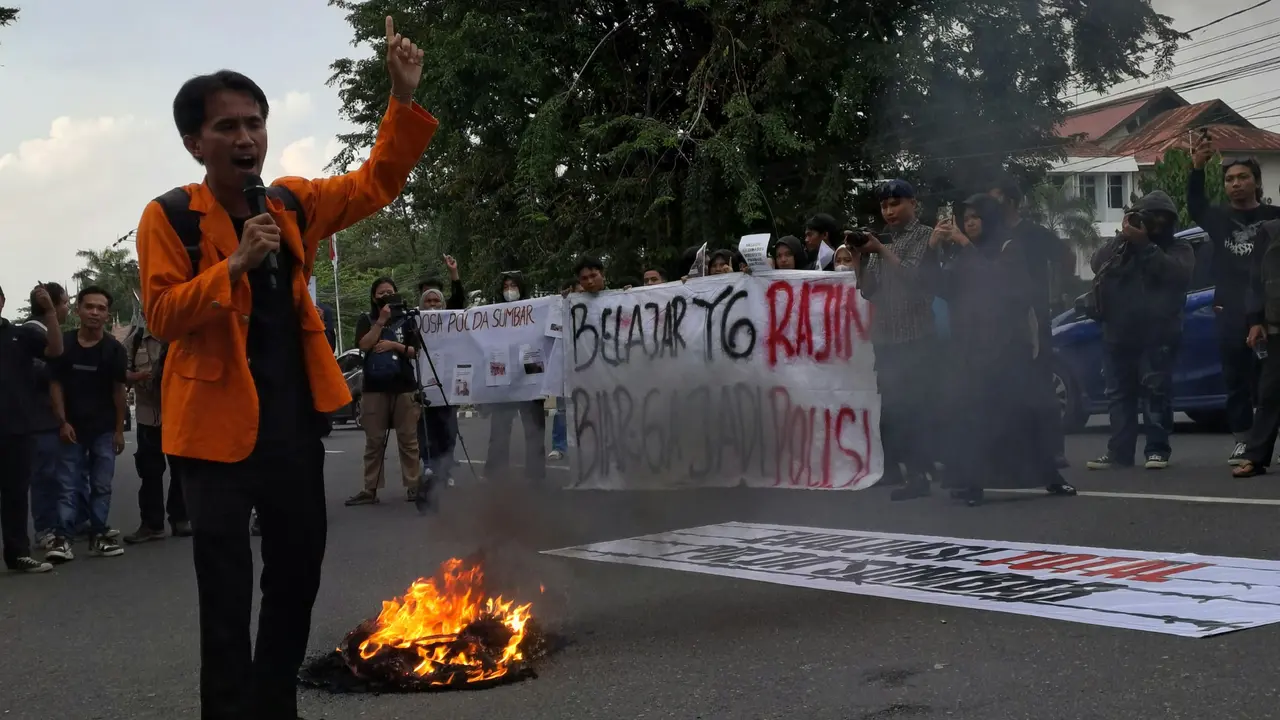 Demonstrasi menyoroti 100 hari kinerja Kapolda Sumbar yang baru, Senin (21/4/2025)