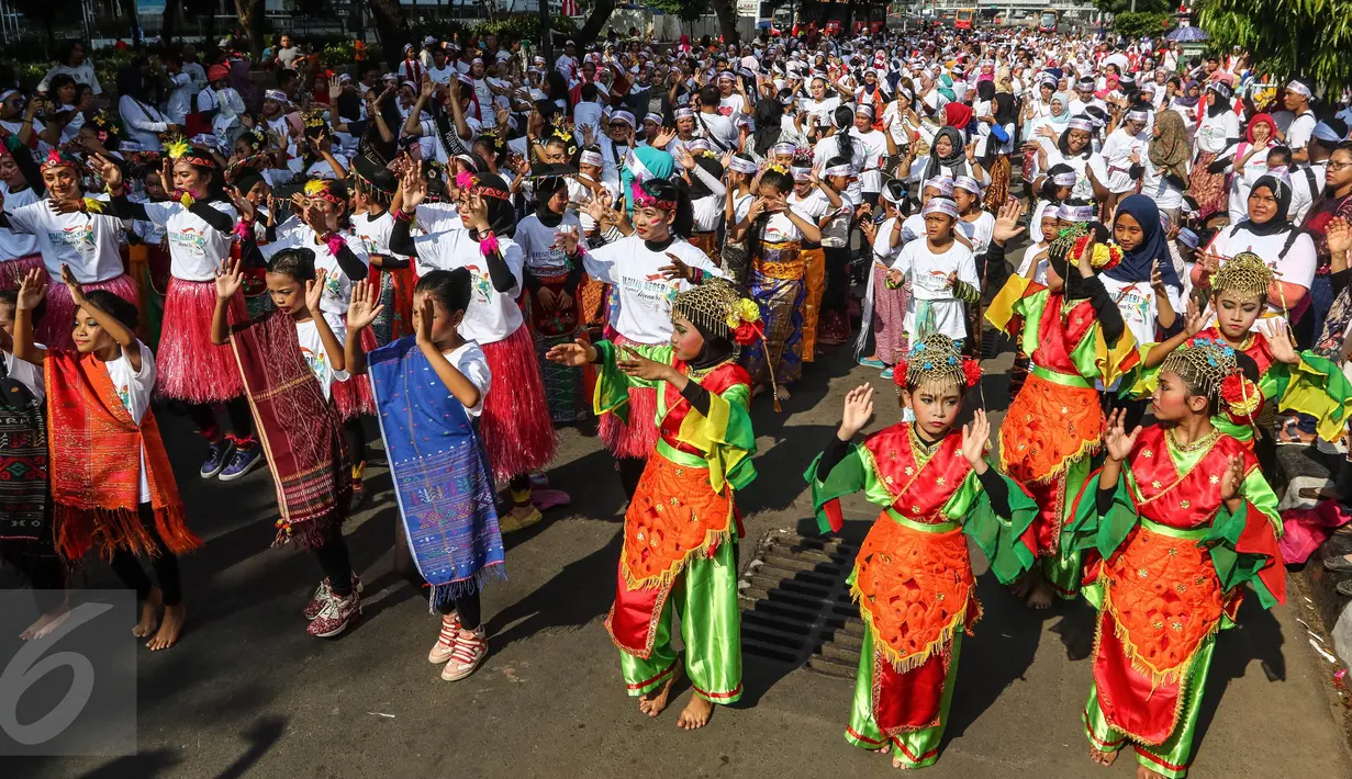Peserta mengikuti flashmob 1745 penari yang membawakan tarian tradisional di kawasan Senayan, Jakarta, Minggu (21/8). Kegiatan bertajuk "Aku Indonesia-Bagimu Negeri Kami Menari" itu merupakan bagian dari perayaan HUT RI ke 71. (Liputan6.com/Fery Pradolo)