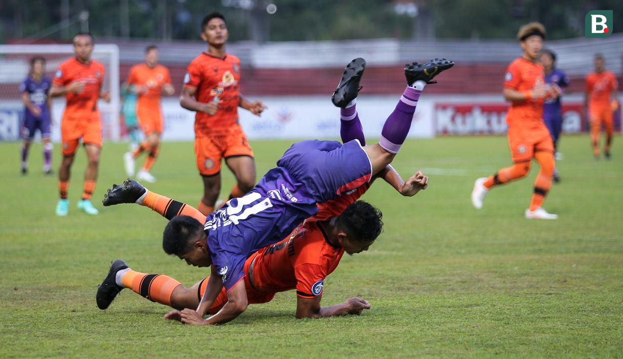 Pemain Persita Tangerang, Aldi Al Achya (atas) dan pemain Persiraja Banda Aceh, Muhammad Hamdan Zamzani berebut bola dalam laga pekan ke-7 BRI Liga 1 2021/2022 di Stadion Moch Soebroto, Magelang, Sabtu (16/10/2021). (Bola.com/Bagaskara Lazuardi)