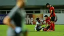 Pemain Timnas Indonesia U-17, Muhammad Narendra Tegar (kiri) berusaha menghibur para pemain Palestina usai berakhirnya laga Grup B Kualifikasi Piala Asia U-17 2023 di Stadion Pakansari, Bogor, Jumat (7/10/2022). (Bola.com/M Iqbal Ichsan)
