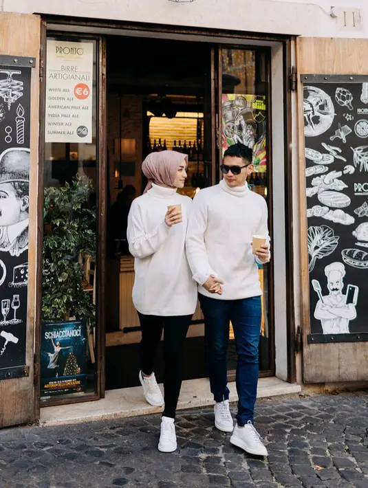 Bahkan saat berlibur ke luar negeri, Citra Kirana dan Rezky Aditya terlihat mengenakan baju couple. Keduanya tampak mengenakan sweater turtleneck berwarna putih. Raut wajah bahagia pun terlihat begitu jelas pada pasangan selebriti ini. (Liputan6.com/IG/@thereal_rezkyadhitya)