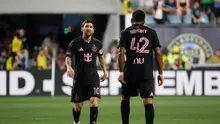Bintang Inter Miami, Lionel Messi (kiri) berbicara dengan Yannick Bright (#42) dari Inter Miami CF setelah gol pertama melawan Philadelphia Union di Subaru Park, 19 Agustus 2026, di Chester, Pennsylvania, Kamis (20/8/2026) pagi WIB. (Isaiah Vazquez/Getty Images/AFP)
