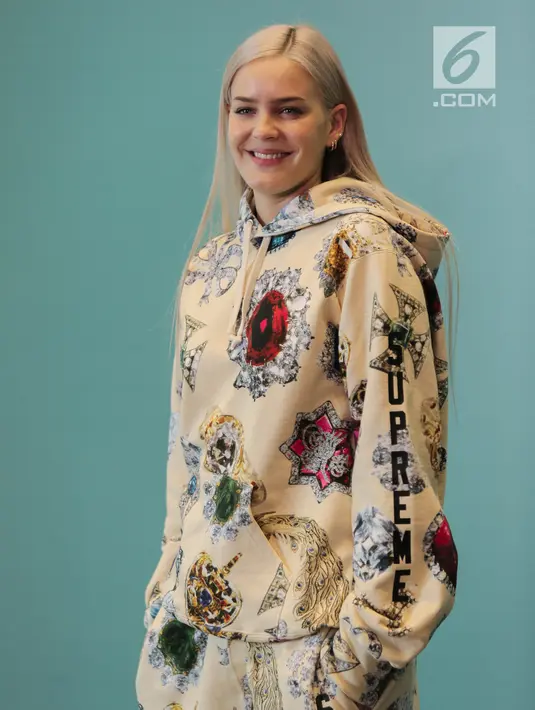 Penyanyi Anne Marie berpose saat hadir dalam konferensi pers Spotify on Stage di Jakarta, Jumat (12/10). Anne-Marie akan tampil pada acara yang bertajuk ‘Spotify on Stage’ di JIEXPO, Kemayoran Jumat (12/10) malam. (Liputan6.com/Faizal Fanani)