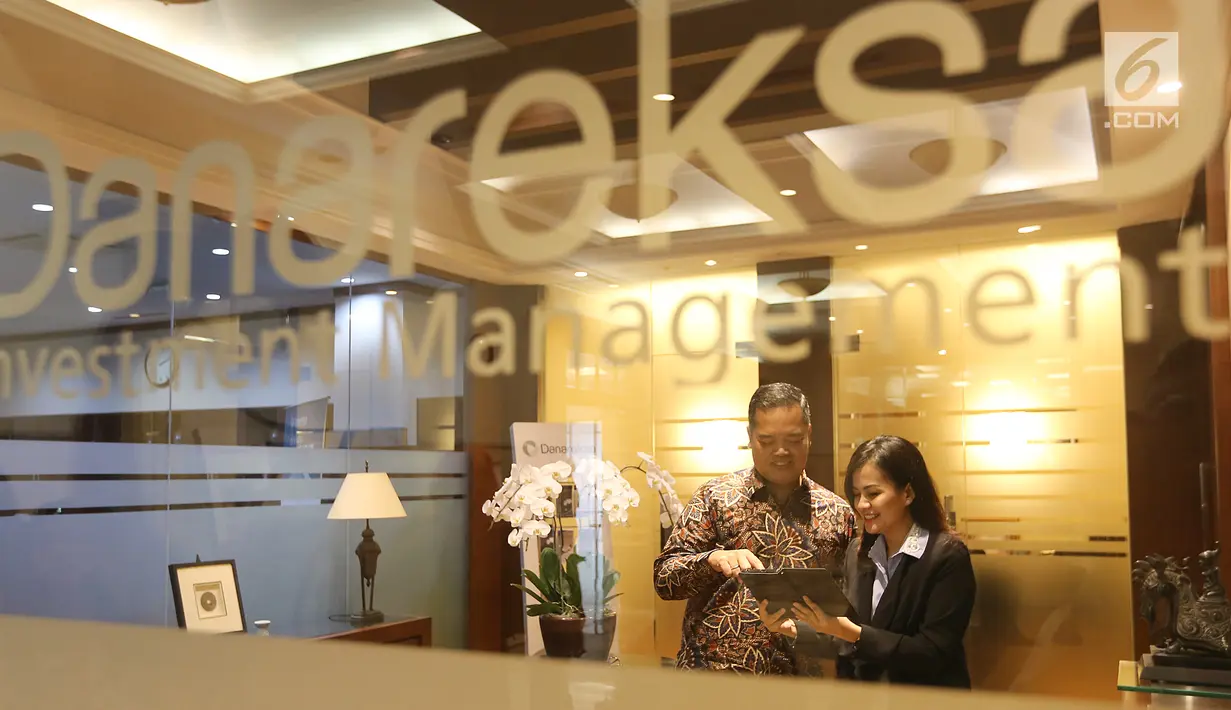 Dirut Danareksa Investment Management, Marsangap P. Tamba sedang memberikan penjelasan dana kelolaan atau Nilai Aktiva Bersih (NAB) 2018 kepada nasabah di Jakarta Rabu (28/3). (Liputan6.com)