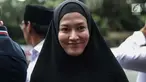 Lyra Virna tersenyum saat tiba di Ditreskrimsus Polda Metro Jaya, Jakarta, Kamis (22/3). Lyra datang untuk memenuhi panggilan terkait statusnya sebagai tersangka kasus dugaan pencemaran nama baik sebuah travel umrah. (Liputan6.com/Faizal Fanani)