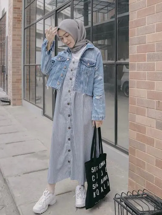 Padukan striped dress dengan cropped jacket jeans, untuk hijab kamu bisa memilih hijab segi empat warna abu-abu yang senada dengan dress (Instagram/melodyprima).