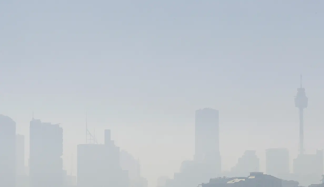 Kabut asap menutupi Sydney saat kebakaran hutan dan lahan terjadi kota, Selasa (19/11/2019). Sydney diselimuti kabut asap saat kebakaran hutan di timur Australia menyebabkan tingkat polusi di kota terbesar Australia itu naik tajam. (AP Photo/Rick Rycroft)