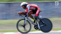 Atlet ParaCycling, M Fadli Immamuddin saat laga di nomor Mens C4 Individual Time Trial Road Race Asian Para Games 2018 di Sirkuit Sentul, Bogor, Senin (8/10). M Fadli Immamuddinberhasil merebut medali perak. (Liputan6.com/Helmi Fithriansyah)