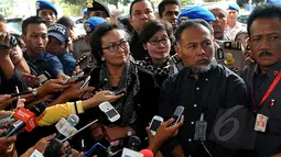 Wakil Ketua KPK, Bambang Widjojanto didampingi kuasa hukumnya, Nursyahbani Katjasungkana memenuhi panggilan di Bareskrim Mabes Polri, Jakarta, Selasa (3/2/2015). (Liputan6.com/Johan Tallo)