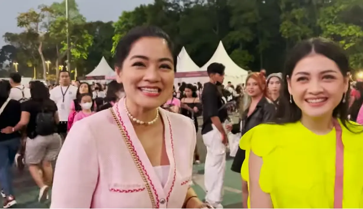 "Gimana guys, ini super duper rame banget sih. Duh, udah lama nih enggak nonton konser kayak begini," kata Citra sambil tersenyum. Di luar stadion, Citra Kirana juga ketemu dengan Titi Kamal yang datang bersama keponakannya. [Instagram/citraciki]