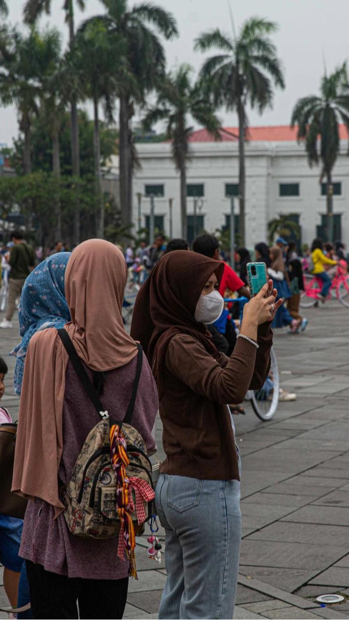 Di Kota Tua, wisatawan dapat mengabadikan keunikan yang ada, mulai dari memotret manusia patung, naik sepeda ontel dan lain sebagainya.