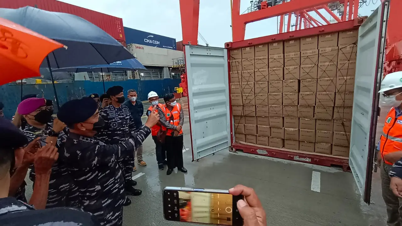 Penangkapan kapal muat puluhan kontainer bahan baku minyak goreng