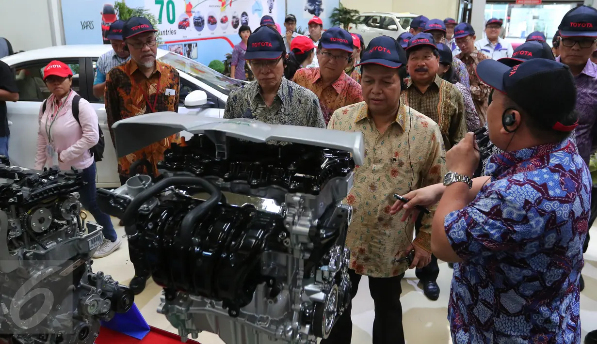 Ketua Komite Ekonomi dan Industri Nasional (KEIN), Soetrisno Bachir mendengarkan penjelasan ketika meninjau proses perakitan kendaraan di pabrik PT Toyota Motor Manufacturing Indonesia (TMMIN) Sunter I di Jakarta, Senin (9/5). (Liputan6.com/Angga Yuniar)