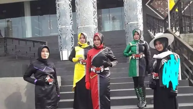 6 Potret Kocak Emak-Emak Saat Pakai Baju Kembaran Geleng Kepala