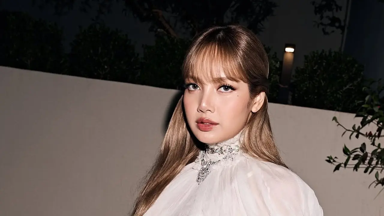 Lisa BLACKPINK tampil mewah mengenakan kalung dan gelang dari brand fashion Thailand di After Party Emmy Awards 2025. [@lalalalisa_m]