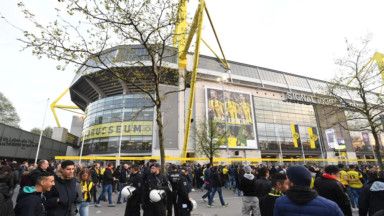 Suporter Borussia Dortmund meninggalkan Signal Iduna Park setelah laga melawan AS Monaco ditunda, Rabu (12/4/2017). Pendukung Dortmund menawarkan akomodasi bagi fans Monaco yang terlantar.