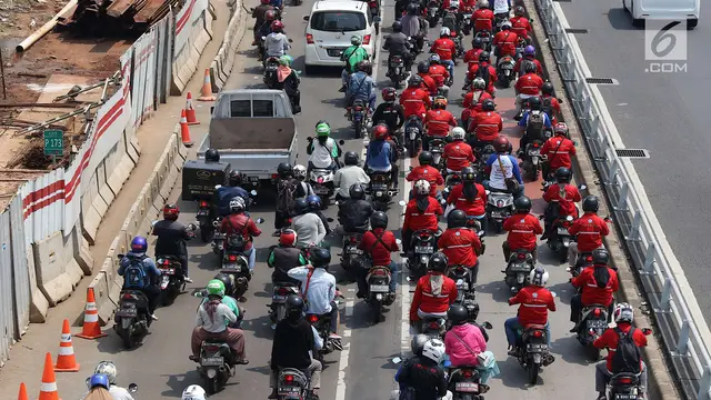 Massa Ramaikan Peringatan Hari Buruh di Jakarta