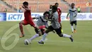 Permainan keras sering kali diperlihatkan pemain kedua kesebelasan saat berlaga di Stadion GBK Jakarta (Liputan6.com/Helmi Fithriansyah)