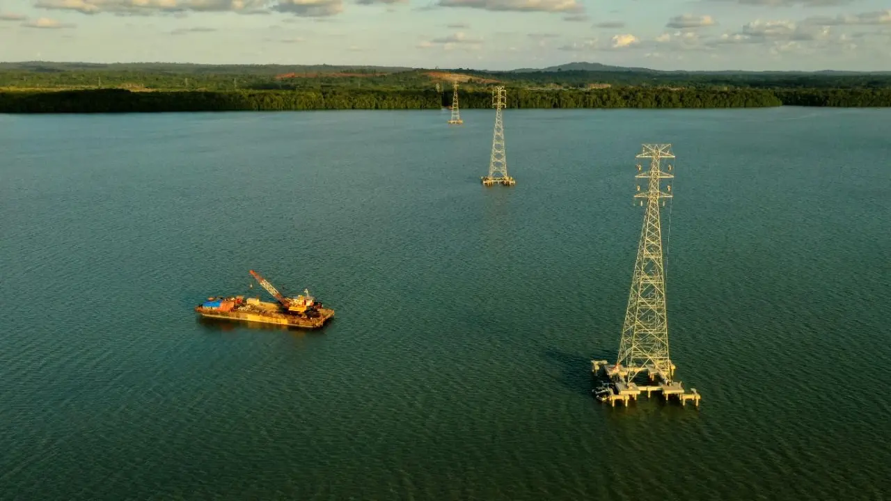 PT PLN (Persero) berhasil memberikan tegangan saluran udara tegangan tinggi (SUTT) 150 kiloVolt (kV) Selaru-Sebuku di Kabupaten Kotabaru, Kalimantan Selatan. (Dok PLN)