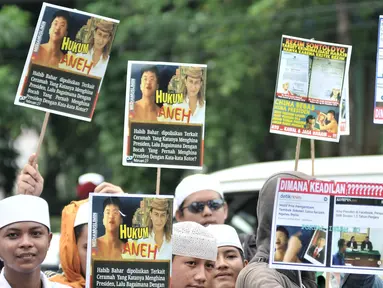 Massa Laskar Pembela Islam (LPI) saat mengawal pemeriksaan Habib Bahar bin Smith di depan Gedung Bareskrim Polri, Jakarta, Kamis (6/12). Massa membawa sejumlah poster tuntutan saat aksi. (Merdeka.com/Iqbal Nugroho)