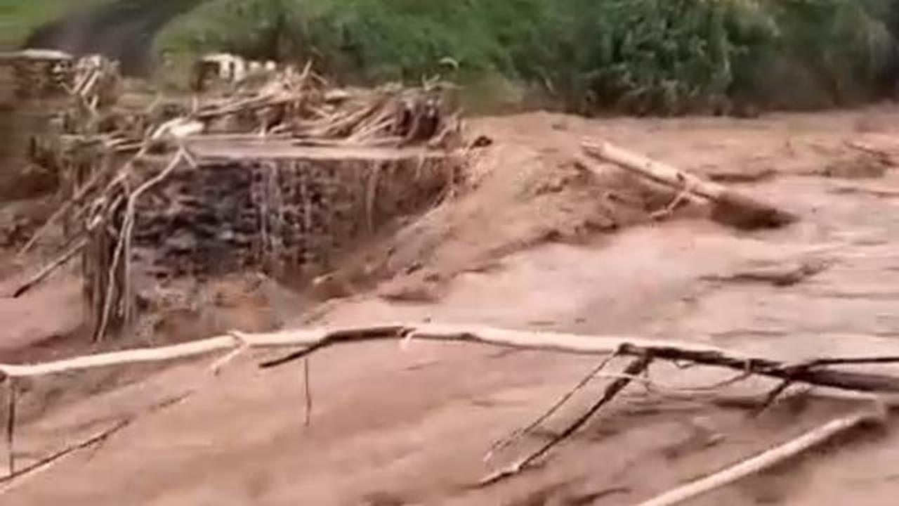Kampung Karikil Sukabumi Terisolasi Usai Diterjang Banjir Bandang