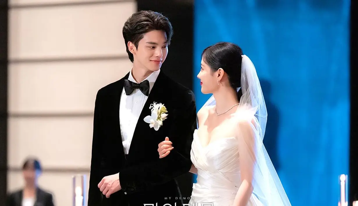 Sejak awal kisah, penonton pun dibuat terus tersenyum dengan chemistry Song Kang dan Kim Yoo Jung. [Foto: Instagram/sbsdrama.official]