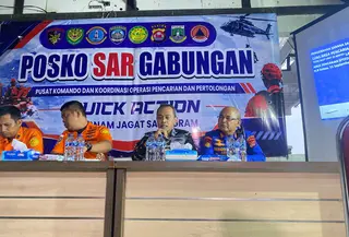 Pencarian terhadap rombongan jurnalis yang hilang kontak di perairan Selat Sunda hingga kini belum membuahkan hasil. Tim SAR gabungan mempersempit area pencarian. (Liputan6.com/Rifqy Alief Abiyya)