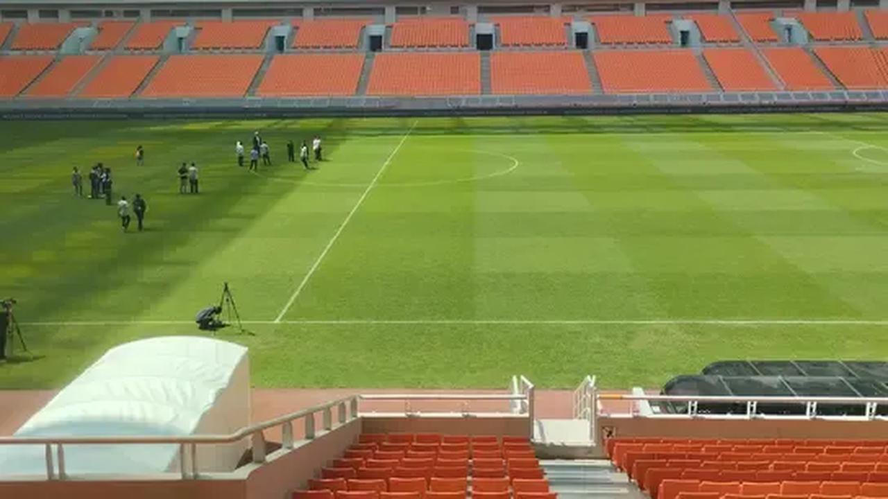 Rumput yang tidak standar induk sepak bola dunia alias FIFA, terkelupas atau rusak saat pertandingan bakal digulung untuk dirawat.