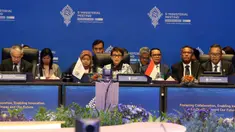 Menteri Luar Negeri RI Retno Marsudi (tengah) menyampaikan pidatonya pada pertemuan tingkat menteri Archipelagic and Island States Forum (AIS Forum) di Bali, Indonesia, Selasa (10/10/2023). Pulau Bali menyelenggarakan AIS Forum yang dihadiri oleh 51 negara pulau dan kepulauan serta organisasi internasional. (AP Photo/Firdia Lisnawati)