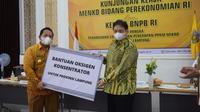 Menko Airlangga menyerahkan 309 unit oxygen concentrator untuk Pemprov Lampung. (Ist)