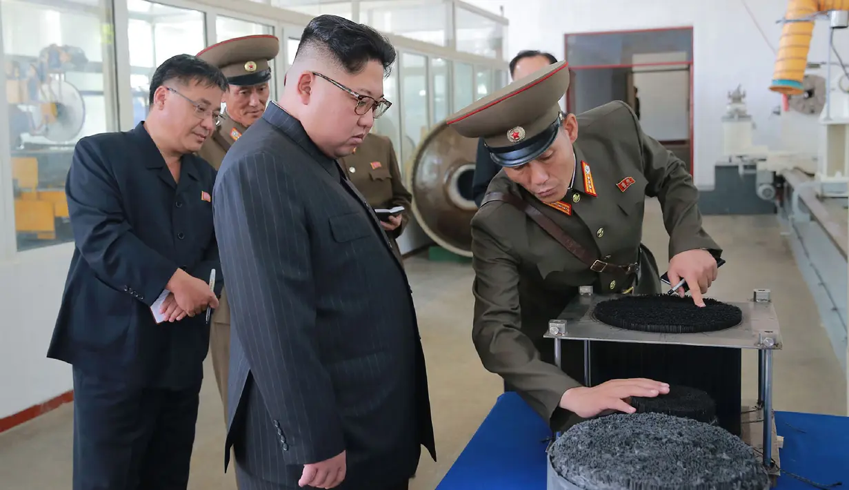  Pemimpin Korea Utara, Kim Jong-Un melihat material kimia di Akademi Ilmu Pertahanan pada tanggal 23 Agustus 2017. Dalam kunjungannya Kim Jong-un ditunjukkan tentang proses pembuatan ujung kepala rudal balistik antara benua. (AFP Photo/Kcna Via Kns/Str)