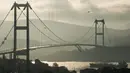 Foto yang diambil pada 11 November 2018 menunjukkan jembatan Bosphorus di Istanbul. Didesain oleh dua arsitek asal Inggris, Sir Gilbert Roberts dan William Brown, pembangunan jembatan dimulai pada Februari 1970. (BULENT KILIC / AFP)