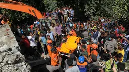 Petugas gabungan membawa kantong jenazah korban  menyusul gempa 6,4 SR di Kabupaten Pidie Jaya, Aceh, Rabu (7/12). Rata-rata korban gempa tinggal di rumah toko di beberapa titik di Pidie Jaya. (AFP PHOTO/Chaideer Mahyuddin)