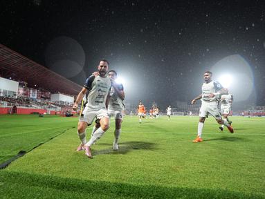 Pemain Persija Jakarta, Jordi Amat melakukan selebrasi usai mencetak gol ke gawang Malut United pada laga pekan ke-23 BRI Super League 2025/2026 yang berlangsung di Stadion Gelora Kie Raha, Ternate, pada Selasa (24/2/2026) malam. (Dok Persija Jakarta)