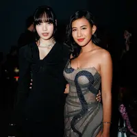 Shenina Cinnamon terlihat baru saja turut menghadiri event BVLGARI di Seoul bersama sang kekasih. Menariknya, Shenina juga terlihat berpose akrab bersama sang idola Lisa BLACKPINK. [Foto: Instagram/sheninacinnamon] 2.