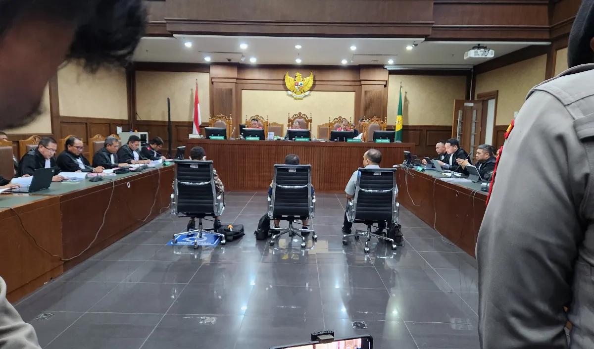 Uang itu wajib dibayarkan dan apabila terdakwa tidak sanggup akan diganti dengan pidana penjara.