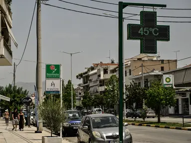 Sebuah termometer menunjukkan suhu 45 derajat Celcius di kota wisata Nafplion saat Yunani dilanda gelombang panas baru dan kebakaran hutan akibat panas yang berlebihan, pada 26 Juli 2023. (Louisa GOULIAMAKI / AFP)