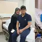 Cedera Di Bagian Lutut, Ini 6 Potret Tommy Kurniawan Usai Operasi. (Sumber: Instagram/tommykurniawann dan Instagram/lisyanurrahmii)