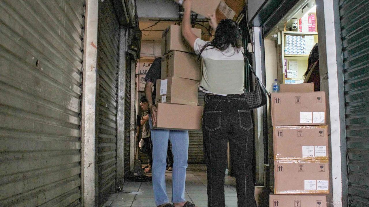 FOTO: Pasar Pramuka Lumpuh, Pedagang Gelar Aksi Tolak Revitalisasi yang Dinilai Memberatkan