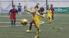 Pemain Persepon FA, Rendi Ardiansyah, menghadang serangan pemain Indocement SS pada laga Liga Bola Indonesia di Sabnani Park, Tanggerang Selatan, Banten, Minggu (11/9/2016). Persepon FA kalah 0-8 dari Indocement SS. (Bola.com/Vitalis Yogi Trisna)