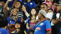 Istri Johan Alfarizi,  Dewi Tumita Maqhfuria (tengah, berambut panjang), selalu mendukung permainan suaminya bersama Arema Cronus. (Bola.com/Kevin Setiawan)