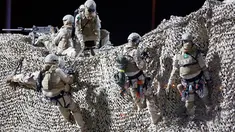 Anggota pasukan khusus Saudi mengikuti parade militer dalam rangka persiapan pelaksanaan puncak ibadah haji 2019 di Makkah, Arab Saudi, Minggu (4/8/2019). Pamer kekuatan tempur ini dilakukan sepekan menjelang pelaksanaan puncak ibadah haji, Wukuf. (AP Photo/Amr Nabil)